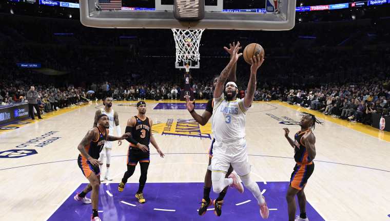 La NBA se ha visto en problemas por algunos desaciertos arbitrales y por ello implementarán dicha tecnología. (Foto Prensa Libre: AFP)