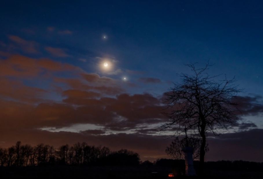 Júpiter, Venus y la Luna vistos como nunca: cuándo y a qué hora se podrá ver el fenómeno llamado “Beso Celestial”