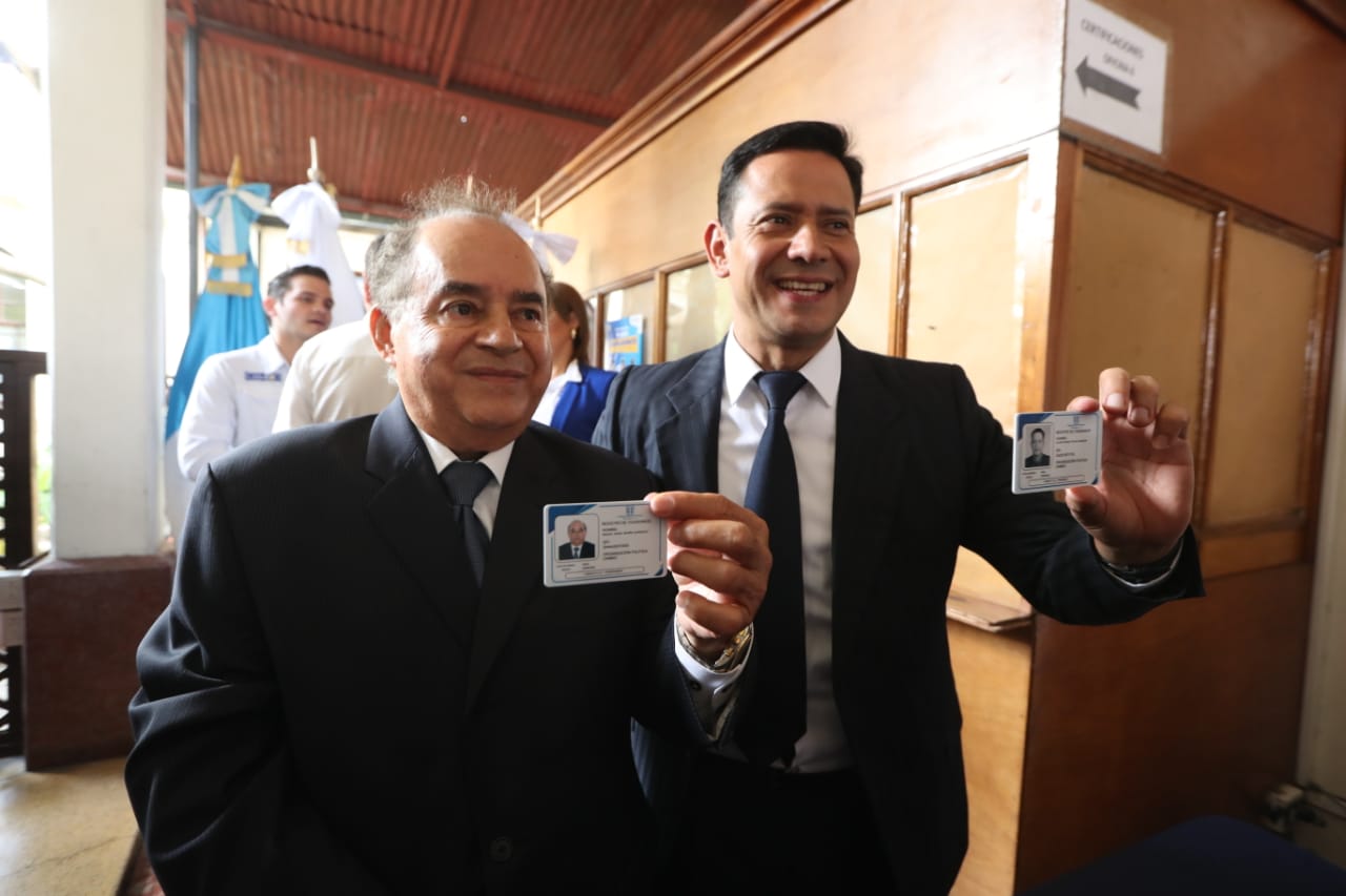 El binomio presidencial del partido Cambio llegó al Registro de Ciudadanos a recibir sus credenciales