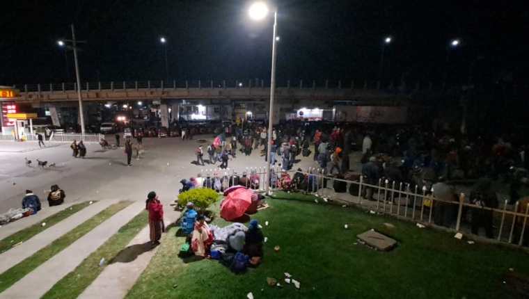 Integrantes de los 48 Cantones de Totonicapán cumplieron 24 horas de bloqueo en 9 lugares de la ruta Interamericana a Occidente y RN-1. (Foto Prensa Libre: Mynor Toc)