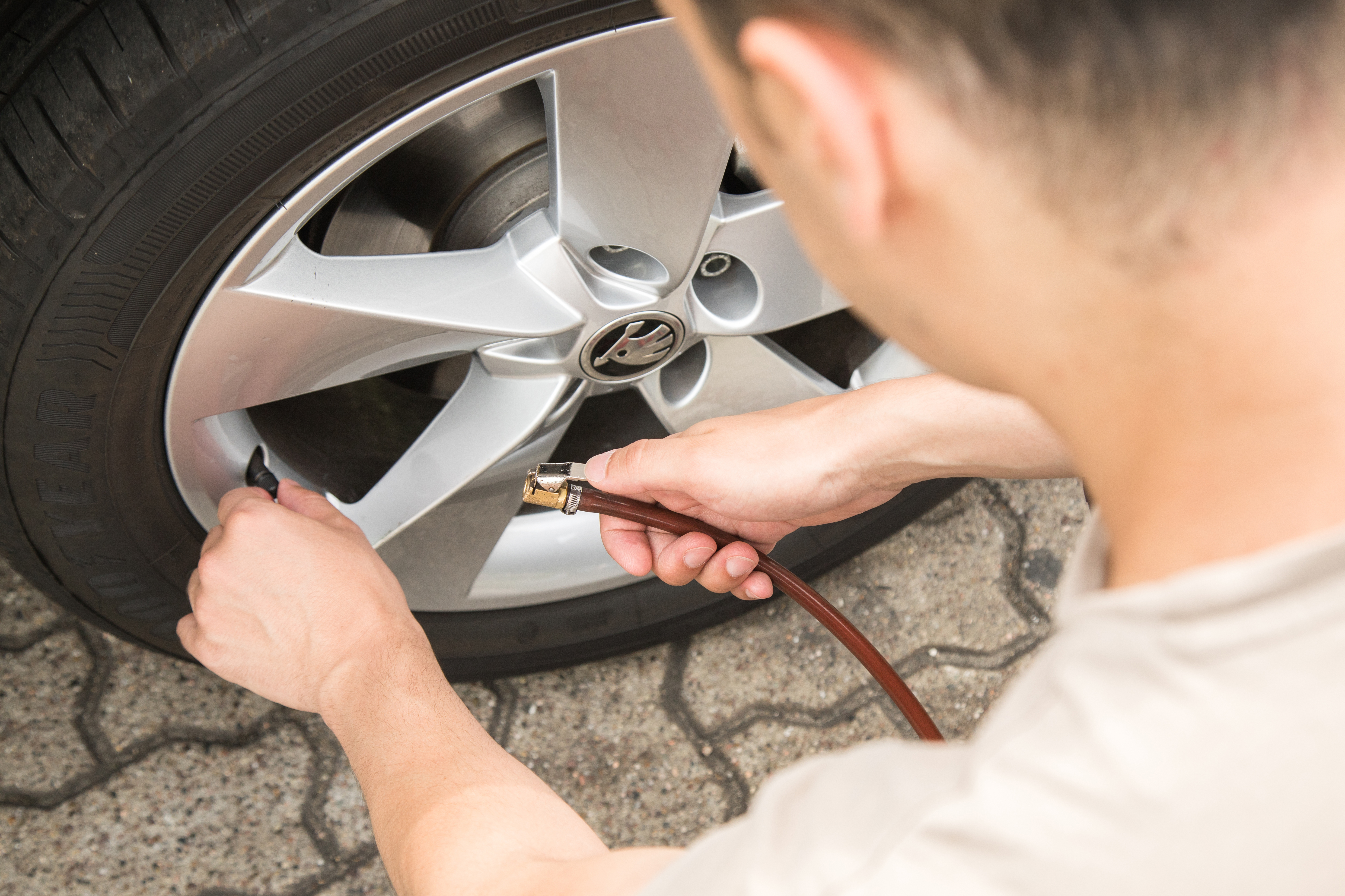 ¿Cómo revisar la presión de las llantas? Recomendaciones para antes de salir de viaje