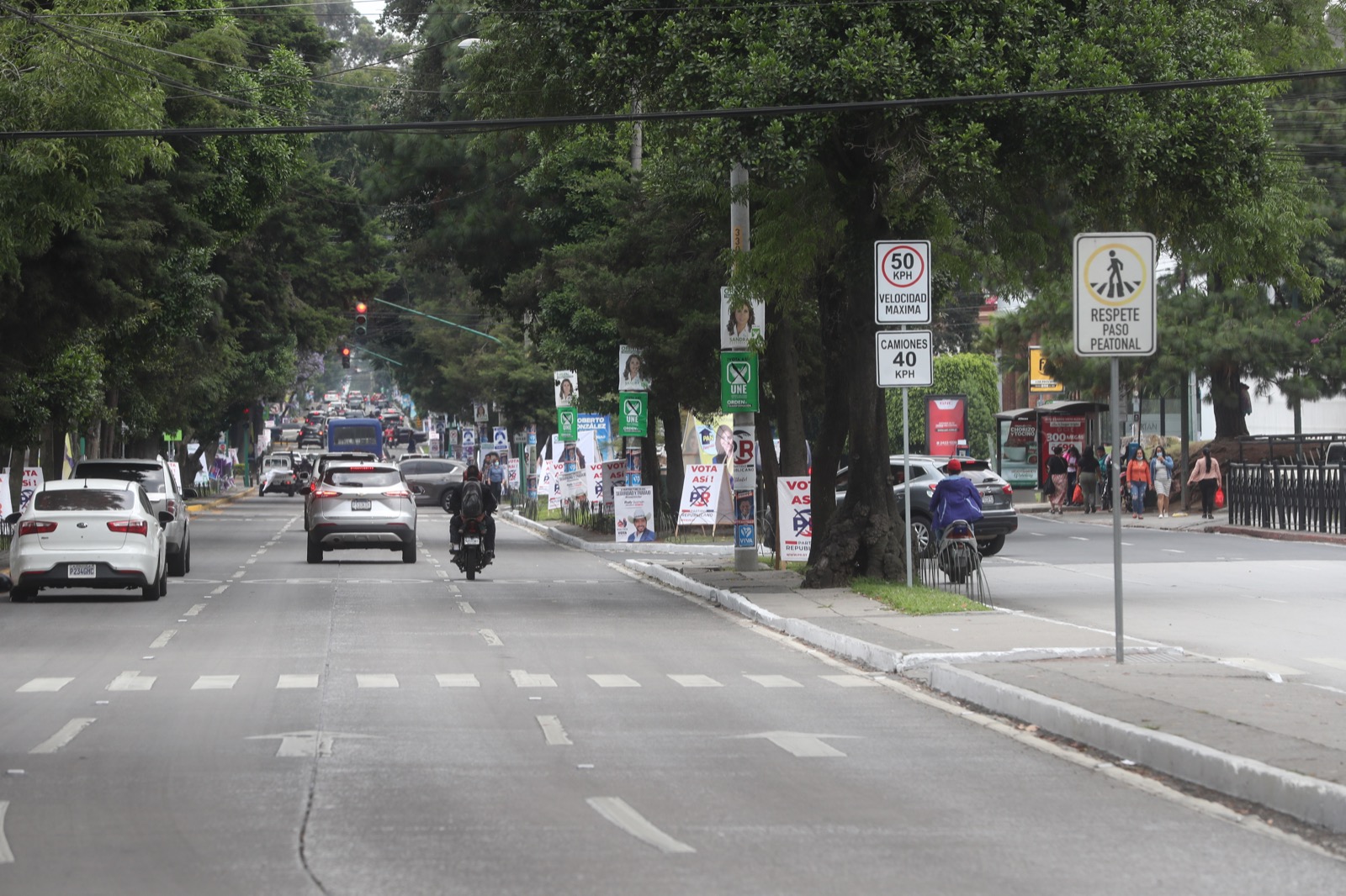 Las calles y avenidas de Guatemala amanecieron con propaganda por las elecciones generales 2023. (Foto Prensa Libre: Érick Ávila)