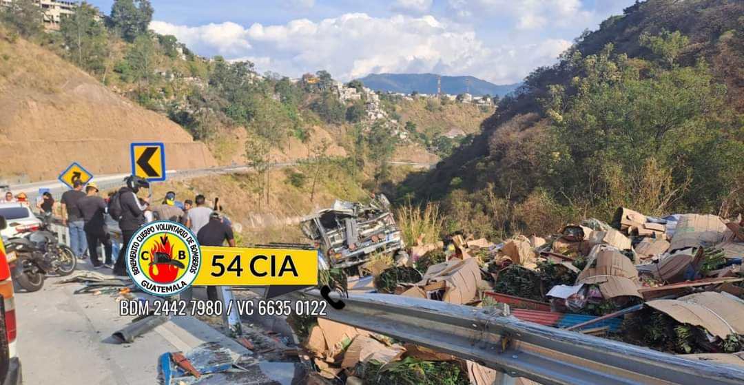Camión pierde el control y cae en un barranco en la carretera VAS que ...