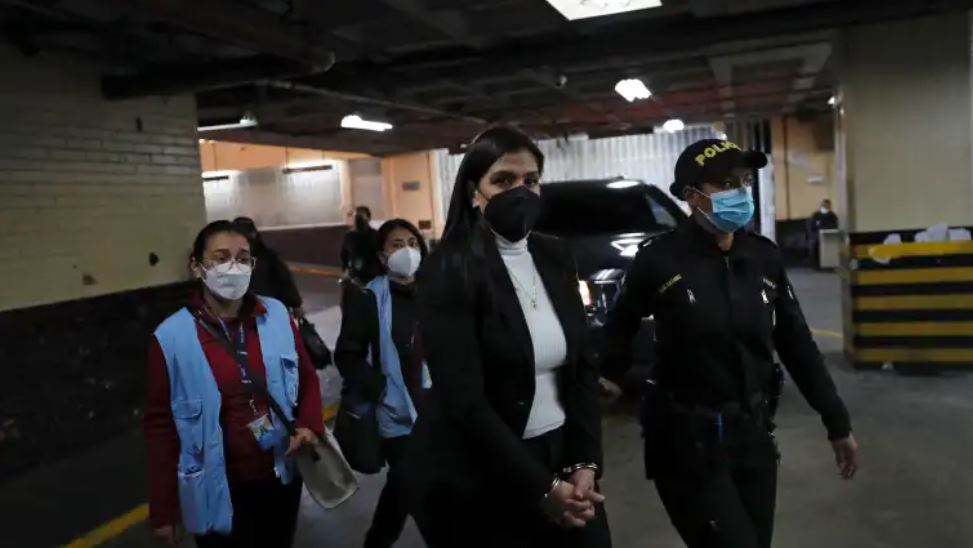 Siomara Sosa, exfuncionaria de la Fiscalía Especial contra la Impunidad en Guatemala (Feci), se puso a disposición de la justicia. (Foto Prensa Libre: EFE)
