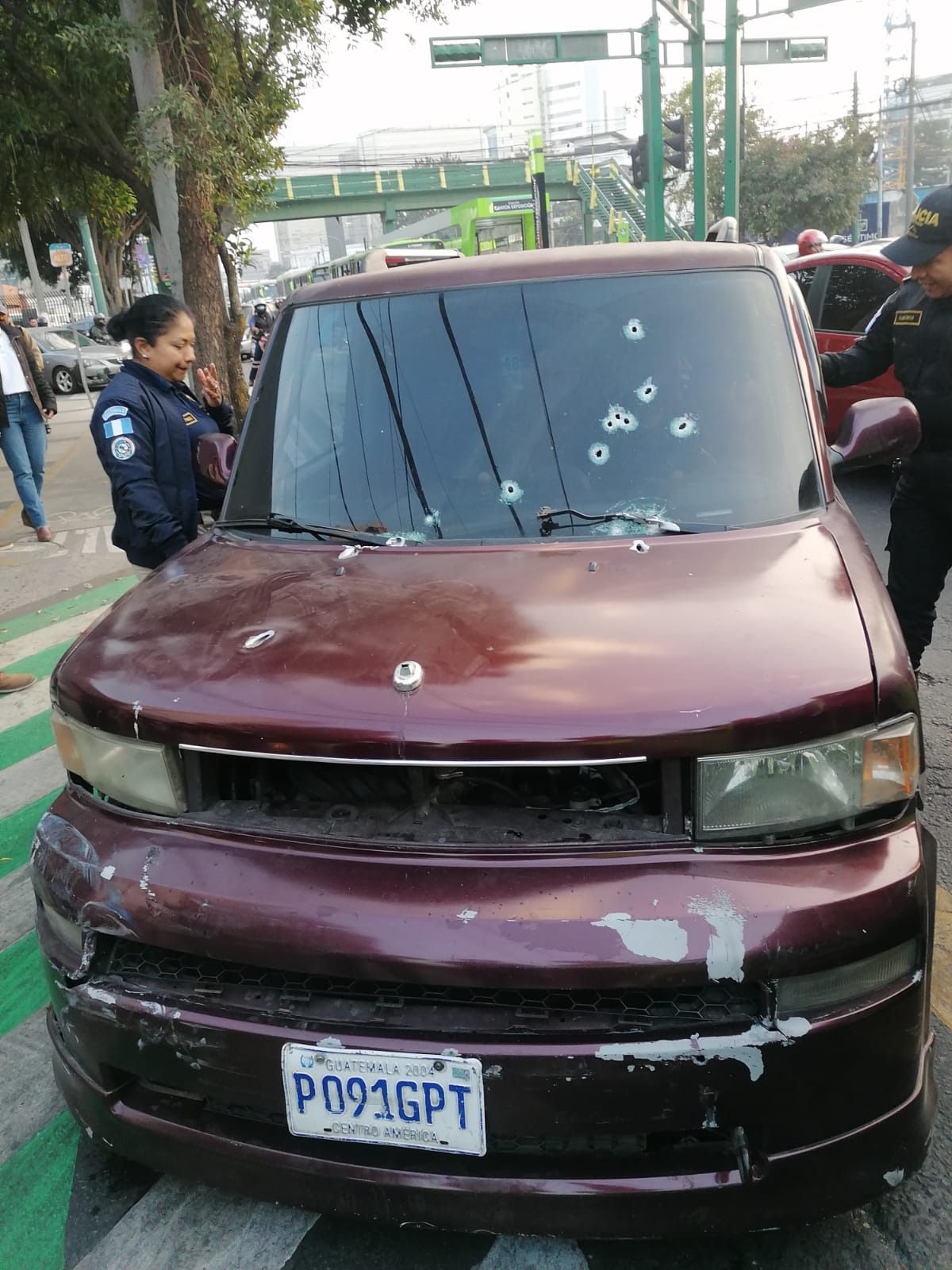 Un vehículo quedó baleado luego de una pelea entre conductores en la zona 4 capitalina. (Foto Prensa Libre: Cortesía Amílcar Montejo)