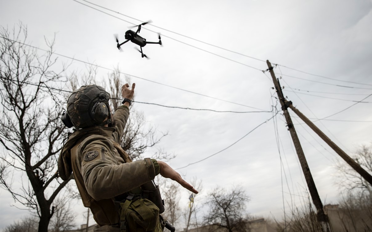 Un soldado ucraniano opera un dron en la región de Donetsk. (Foto: Tyler Hicks/The New York Times)