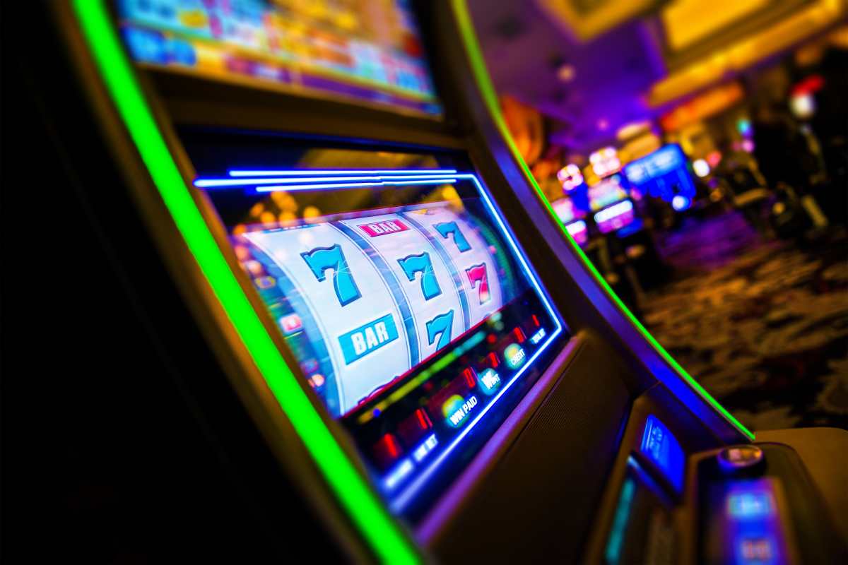 Las máquinas tragamonedas ofrecen líneas de un solo pago o de varios, según el juego. (Foto Prensa Libre: Shutterstock).