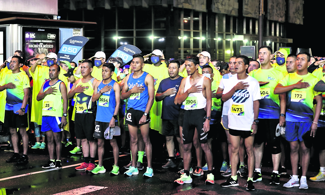 Los atletas de alto nivel antes de la salida en la edición 2022 de los 10k nocturnos de la ciudad. (Foto Hemeroteca PL).