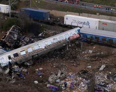 IMÁGENES: Dos trenes chocan de frente en Grecia y hay al menos 36 muertos