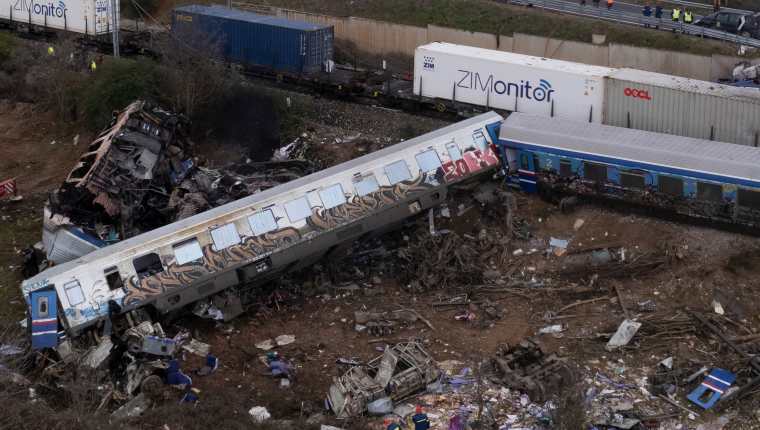 Un choque de trenes en Grecia ha dejado al menos 36 personas muertas y múltiples heridos. (Foto Prensa Libre: EFE)