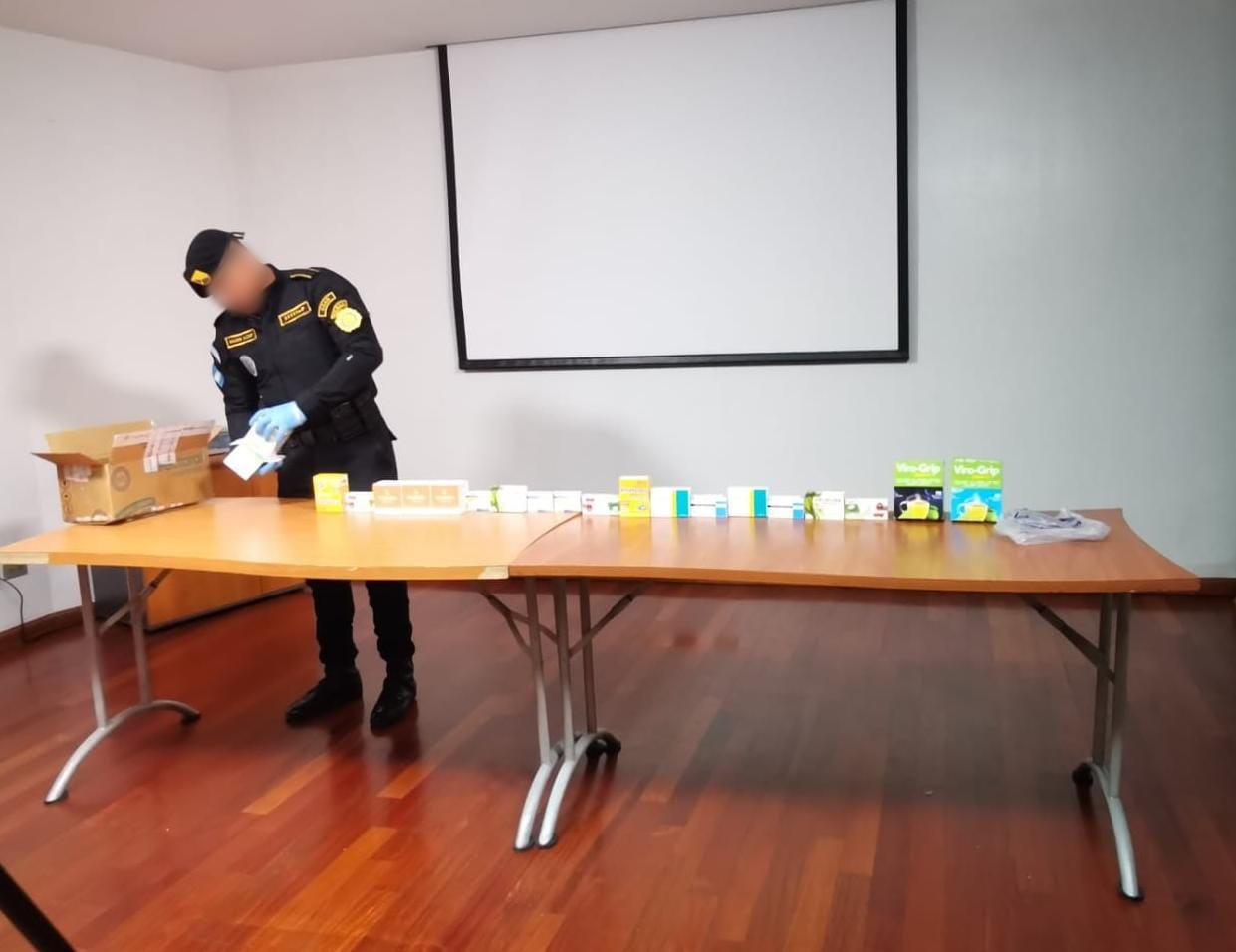 Agentes antinarcóticos decomisan droga localizada en la zona 13 capitalina. (Foto Prensa Libre: PNC)