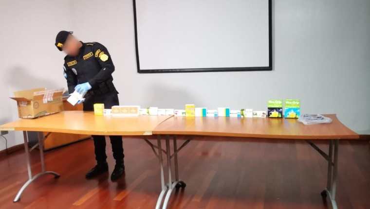 Agentes antinarcÃ³ticos decomisan droga localizada en la zona 13 capitalina. (Foto Prensa Libre: PNC)