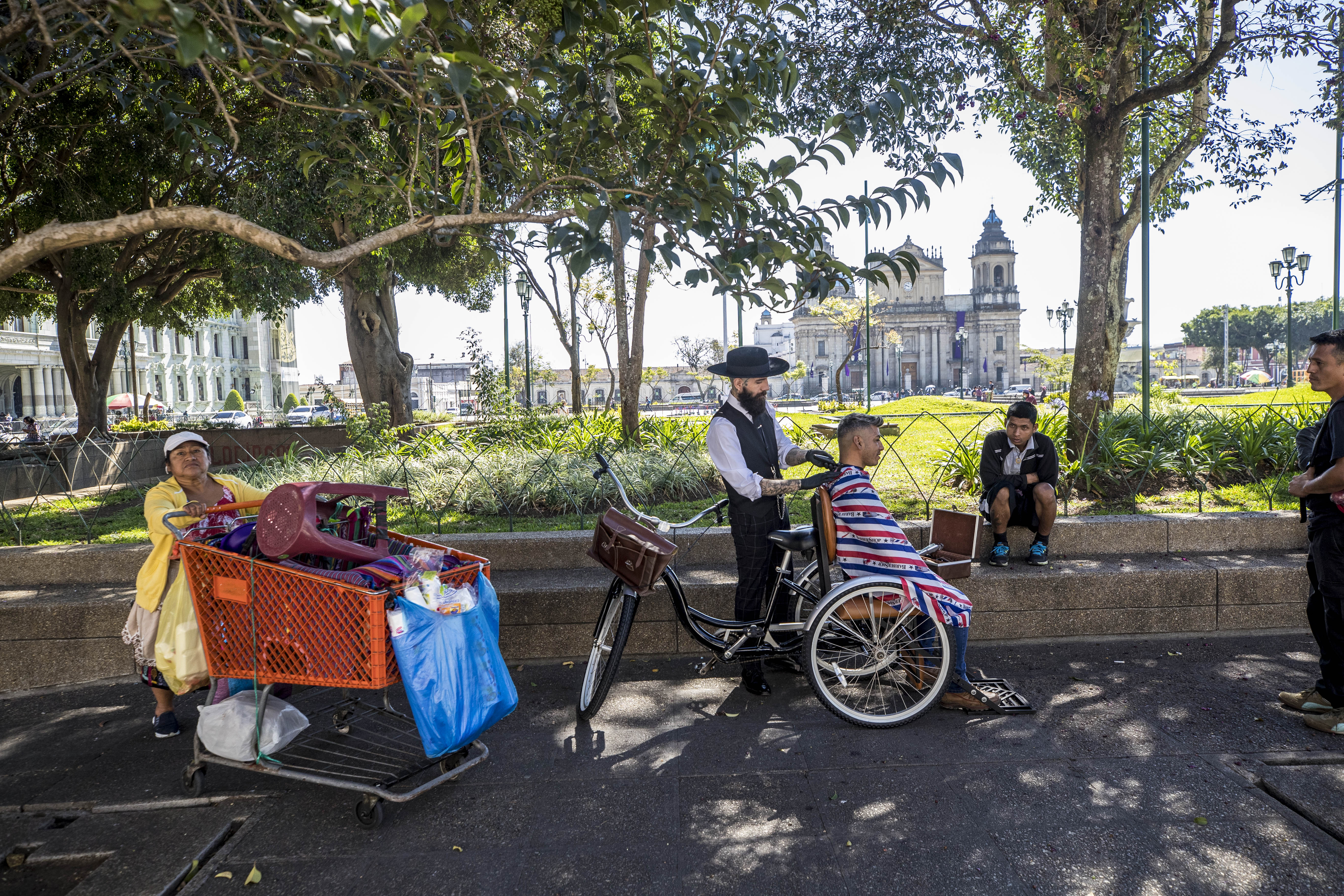 IMÁGENES: “Pepe Barbero” recorre Guatemala en su bicicleta y regala cortes de cabello