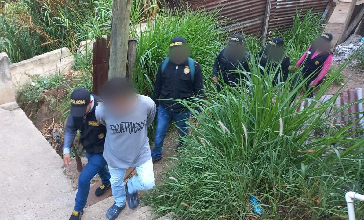Un presunto extorsionista fue capturado en la zona 5 y se le decomisó una granada. (Foto Prensa Libre: PNC)