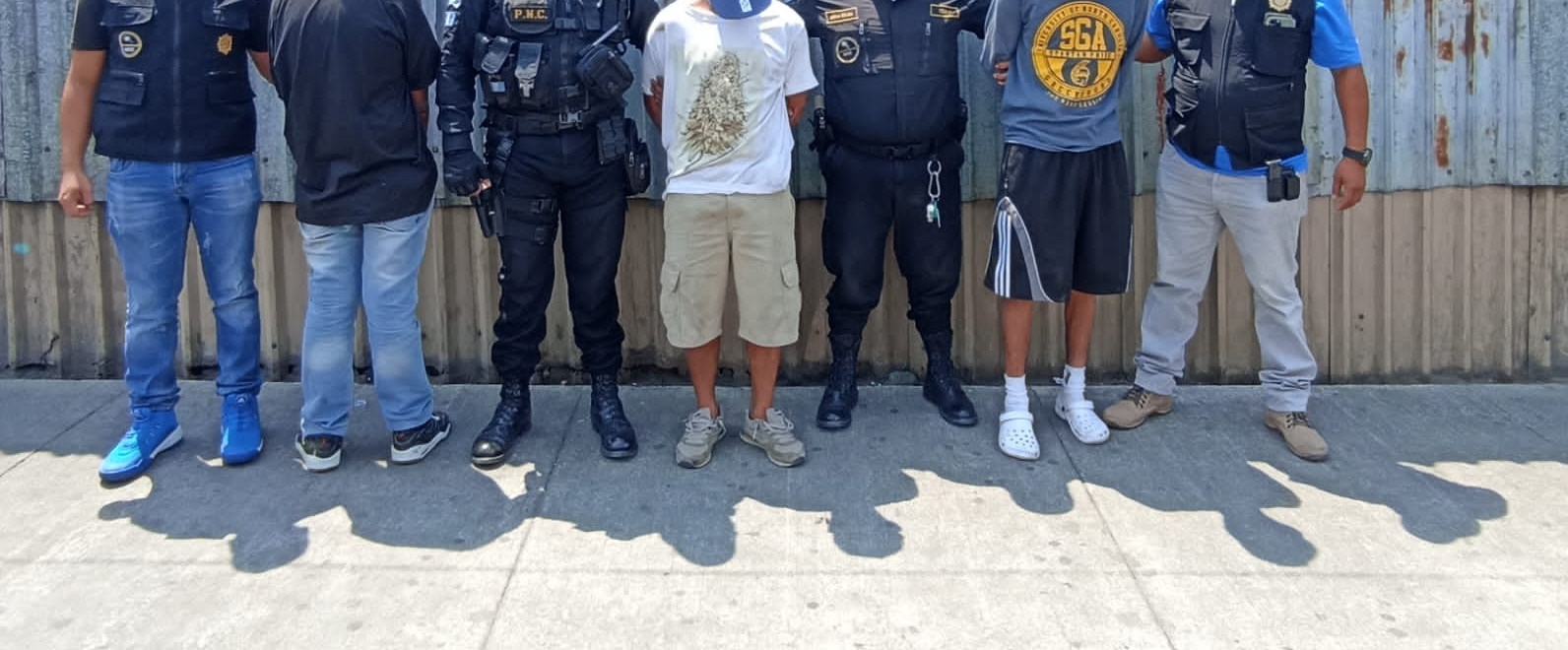 Presuntos extorsionistas fueron aprehendidos por la PNC en Amatitlán. (Foto Prensa Libre: PNC)
Un comerciante en Amatitlán interpuso una denuncia porque era extorsionado por presuntos pandilleros que le exigían Q5 mil. 
