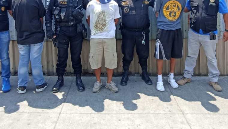 Presuntos extorsionistas fueron aprehendidos por la PNC en Amatitlán. (Foto Prensa Libre: PNC)
Un comerciante en Amatitlán interpuso una denuncia porque era extorsionado por presuntos pandilleros que le exigían Q5 mil. 
