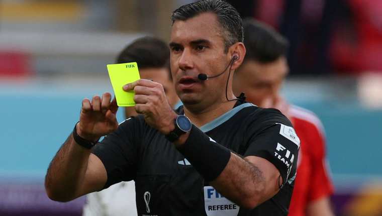 El Ã¡rbitro guatemalteco tendrÃ¡ a su cargo uno de los juegos mÃ¡s complicados del torneo. (Foto Prensa Libre: AFP)