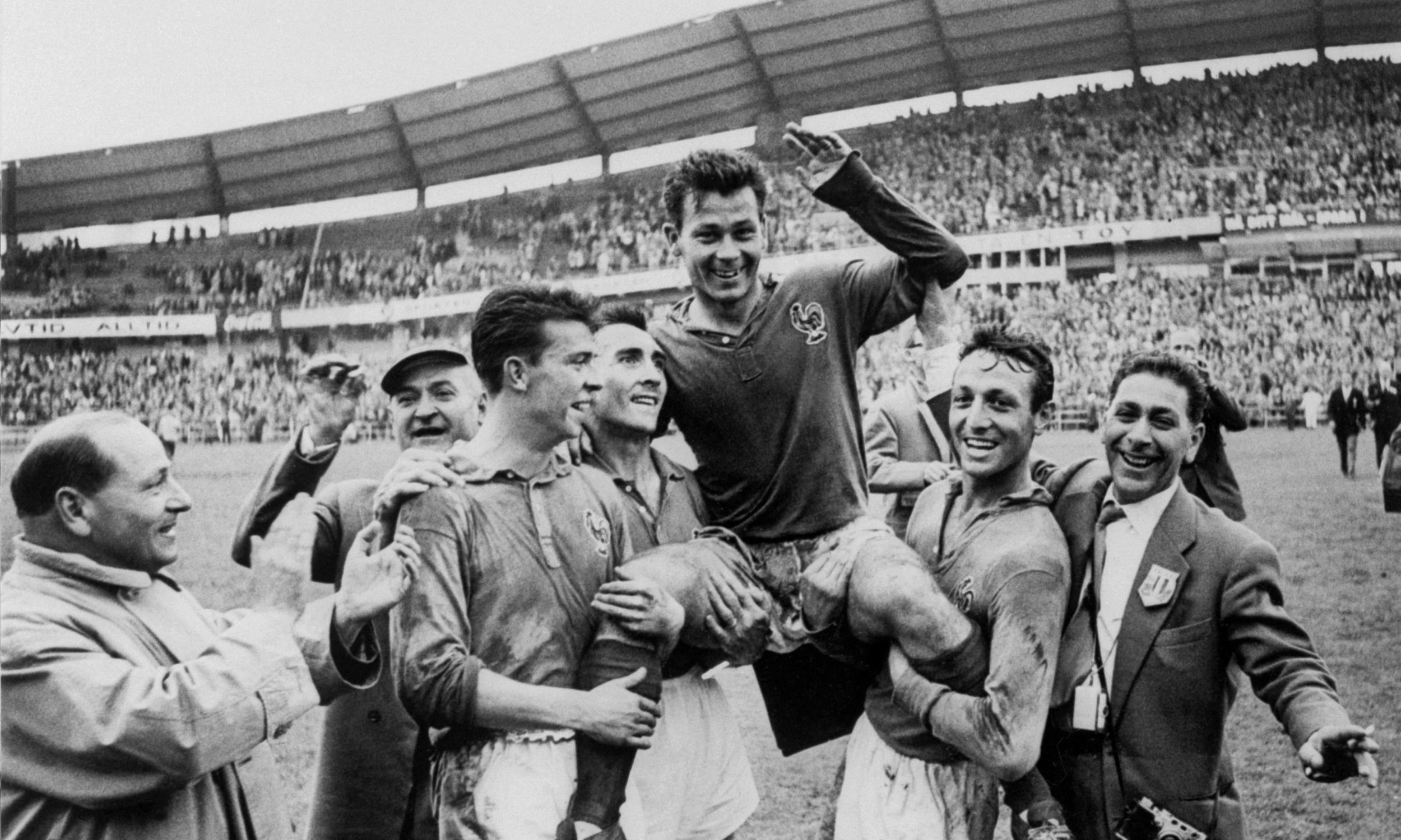 Just Fontaine celebra y es levantado por sus compañeros Yvon Douis, Andre Lerond y Jean Vincent, después de que anotó cuatro goles contra Alemania durante un partido por el tercer lugar de la Copa Mundial de Suecia de 1958, (Foto Prensa Libre: AFP)