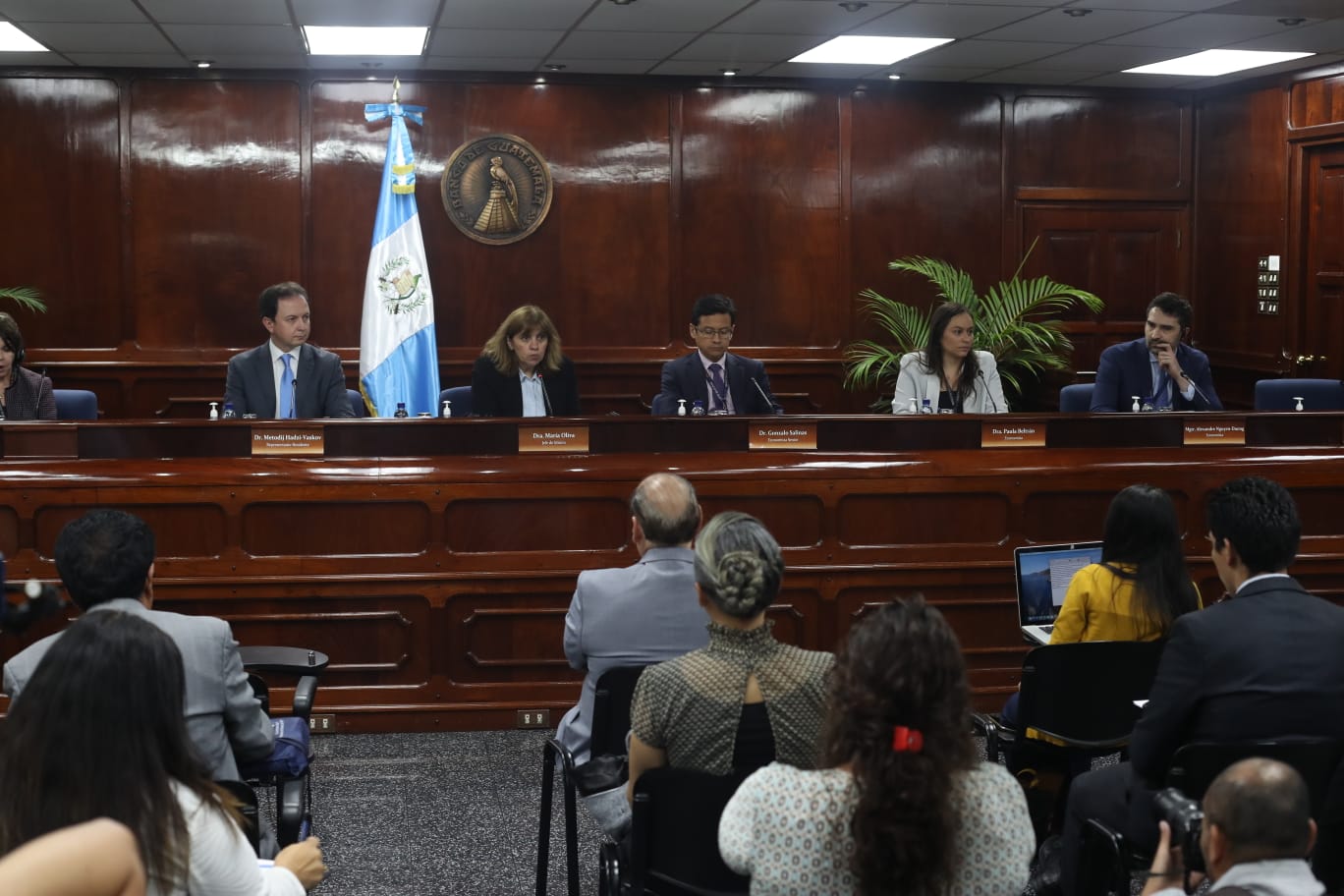 María Oliva Armengol (segunda a la izquierda), jefa de misión del Fondo Monetario Internacional (FMI) para Guatemala presenta los resultados preliminares de la evaluación del Capítulo IV en conferencia de prensa. (Foto Prensa Libre: Juan Diego González) 