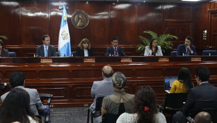 María Oliva Armengol (segunda a la izquierda), jefa de misión del Fondo Monetario Internacional (FMI) para Guatemala presenta los resultados preliminares de la evaluación del Capítulo IV en conferencia de prensa. (Foto Prensa Libre: Juan Diego González) 