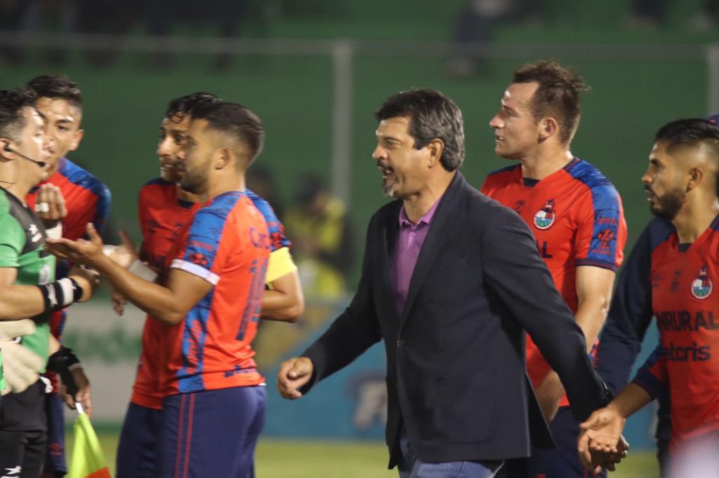 José Cardozo verá a sus jugadores desde las gradas. (Foto Prensa Libre: Futboleros)

