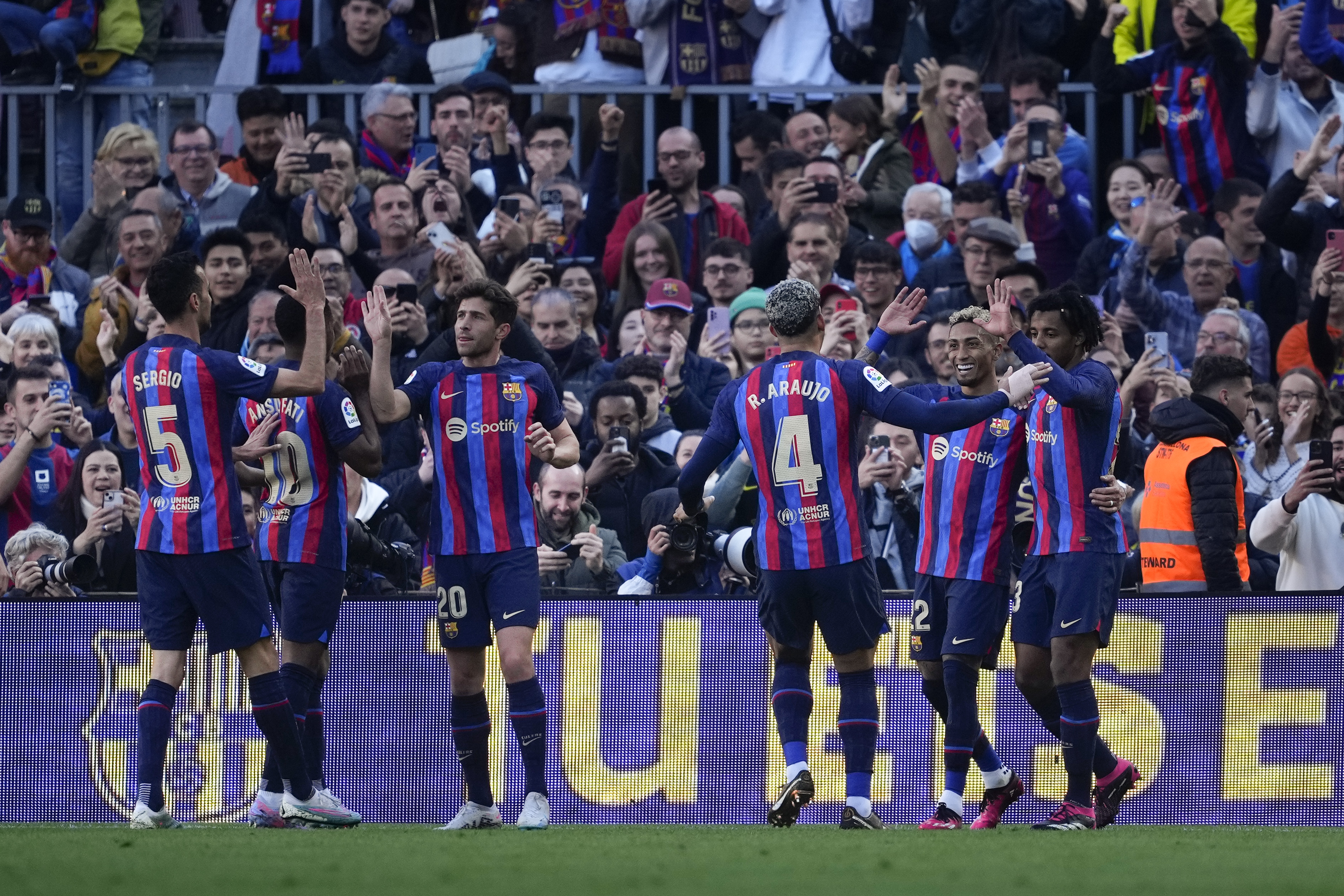 El FC Barcelona de Xavi ganó de forma sufrida en el Camp Nou. Foto Prensa Libre (LaLiga)