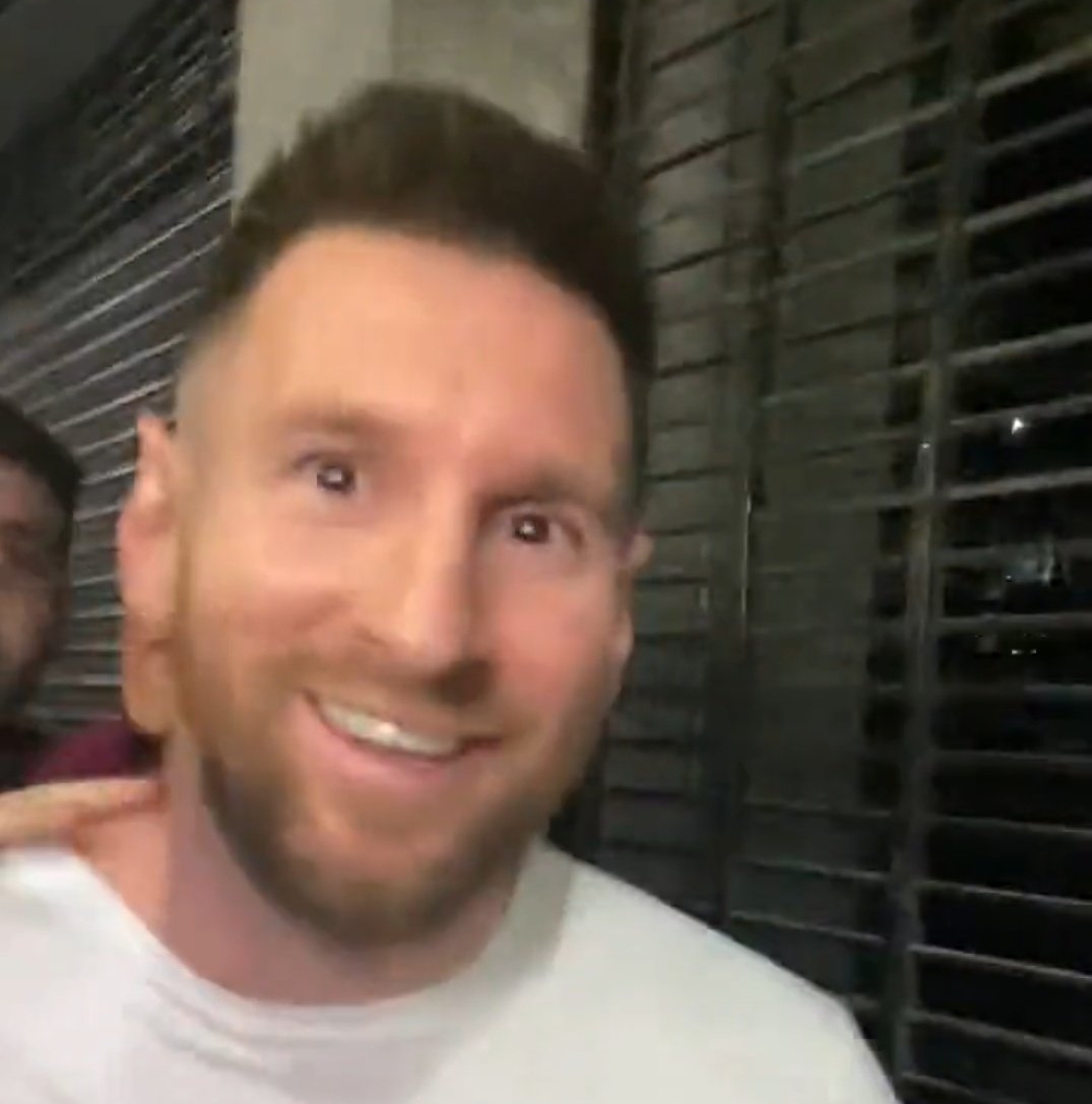¡Locura por el “10”! Cientos de aficionados corean a Messi a las afueras de un restaurante en Argentina