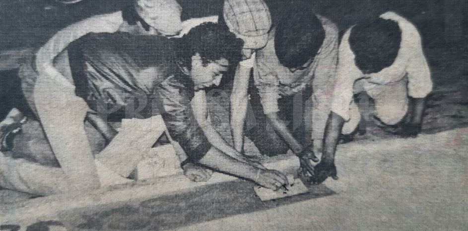 Guatemaltecos elaborando una alfombra en 1984