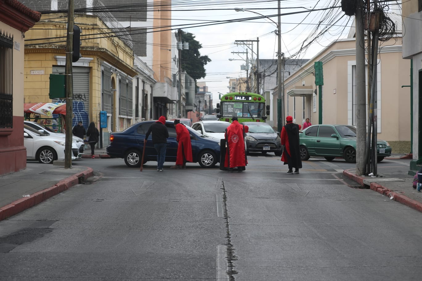 Encapuchados participan en el desfile de la Huelga de Dolores este viernes 31 de marzo. (Foto Prensa Libre: J. D. González)