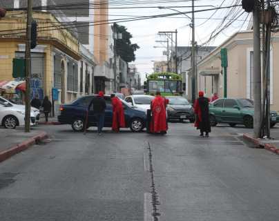 Vehículos averiados, una manifestación y el desfile de la Huelga de Dolores afectan el Tránsito en Guatemala este viernes 31 de marzo