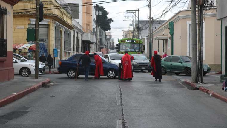 Encapuchados participan en el desfile de la Huelga de Dolores este viernes 31 de marzo. (Foto Prensa Libre: J. D. González)
