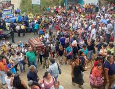Decenas de personas participan en el sepelio de las dos víctimas del asalto en Retalhuleu. (Foto Prensa Libre: )

