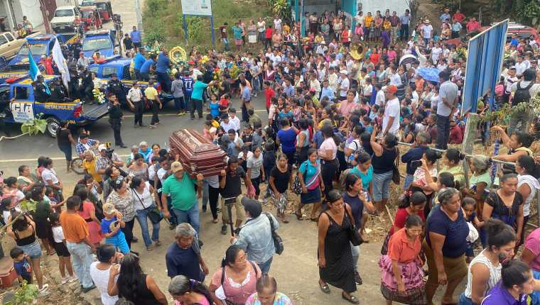 Decenas de personas participan en el sepelio de las dos víctimas del asalto en Retalhuleu. (Foto Prensa Libre: )
