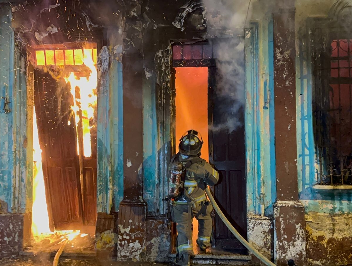 Videos: llamas consumen una vivienda de dos niveles en la zona 1 y la lucha de los Bomberos Voluntarios para mitigar el incendio