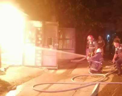 En imágenes: niño de 10 años muere y su hermana de 3 años y su madre resultan con graves quemaduras al incendiarse casa en Peronia