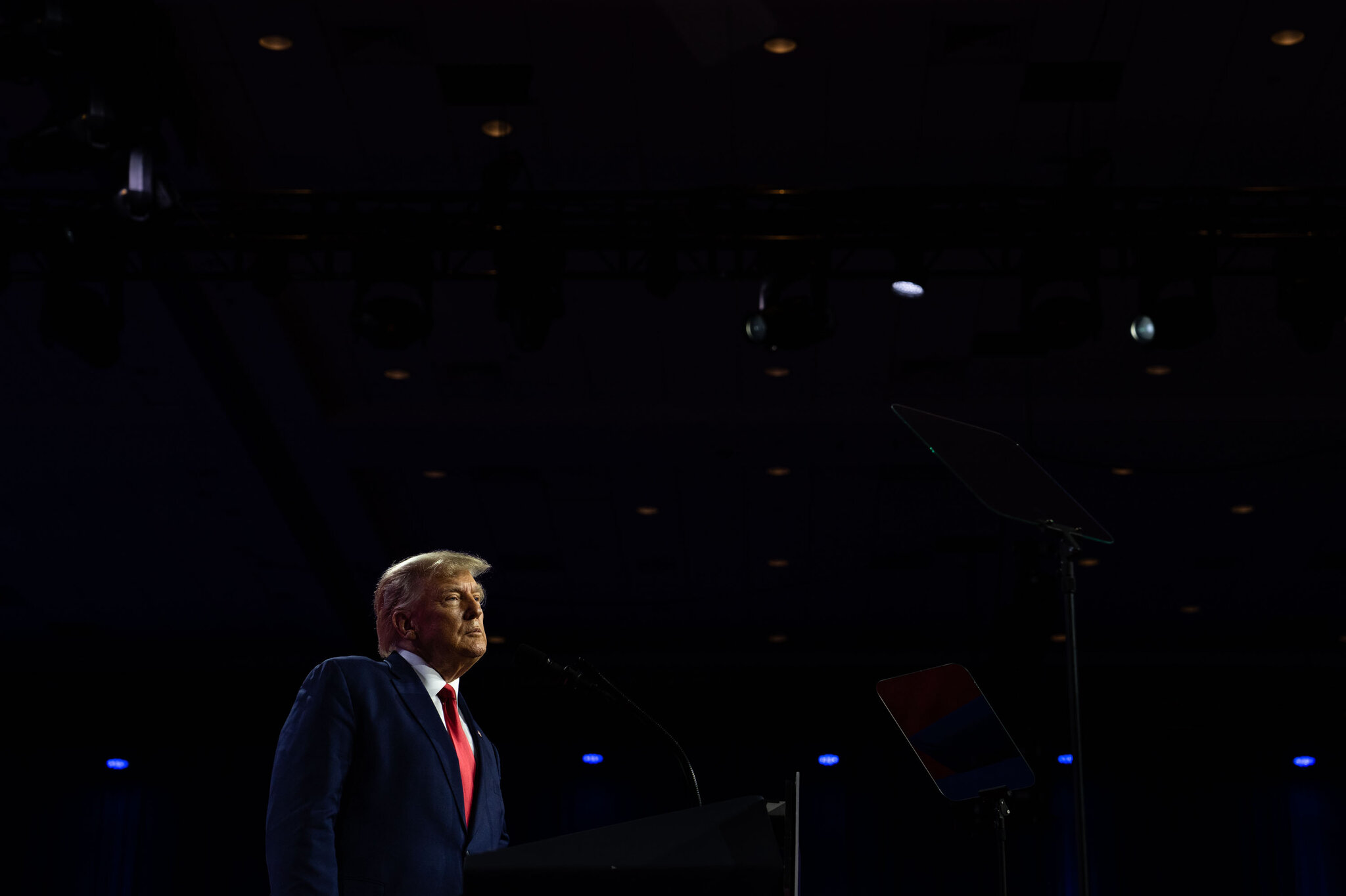 Una posible detención del expresidente Donald Trump se desarrollaría como cualquier otra en algunos aspectos. Pero en otras especificaciones sería completamente diferente. (Foto Prensa Libre:  Haiyun Jiang/The New York Times) 