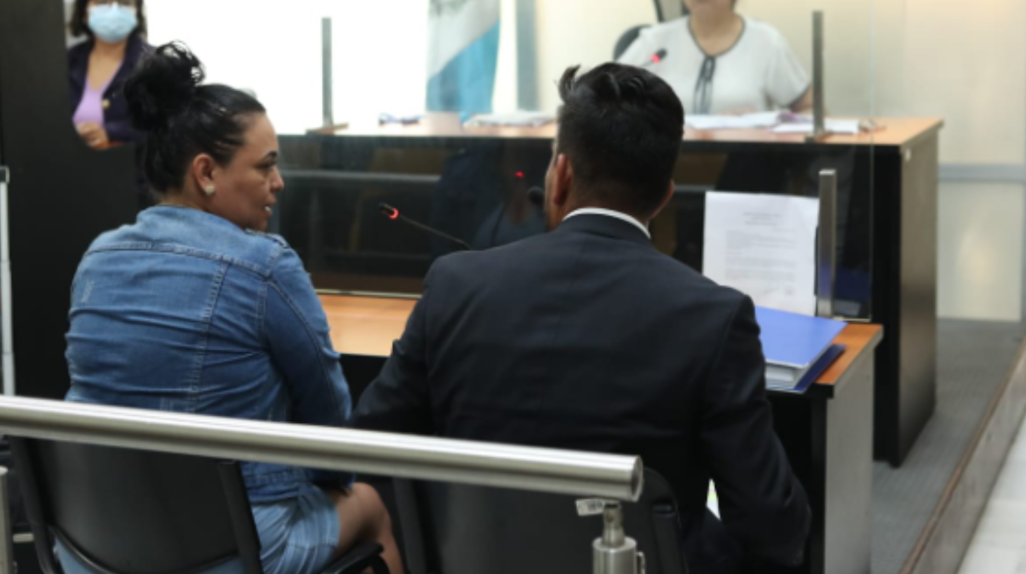 Laura Judith González Gálvez durante audiencia por un caso de hurto de dinero. (Foto Prensa Libre: Esbin García) 