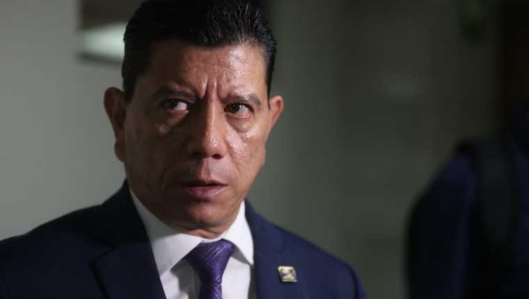 Juan Ramón Lau interpuso una acción contra magistrados del TSE por no haber resuelto una denuncia contra la inscripción de Neto Bran, alcalde de Mixco. (Foto Prensa Libre: J. D. González)