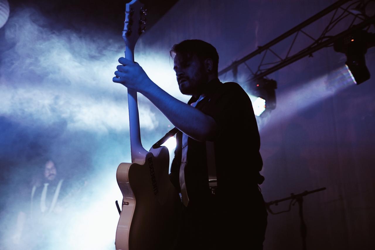 Luis Alonso tocando guitarra