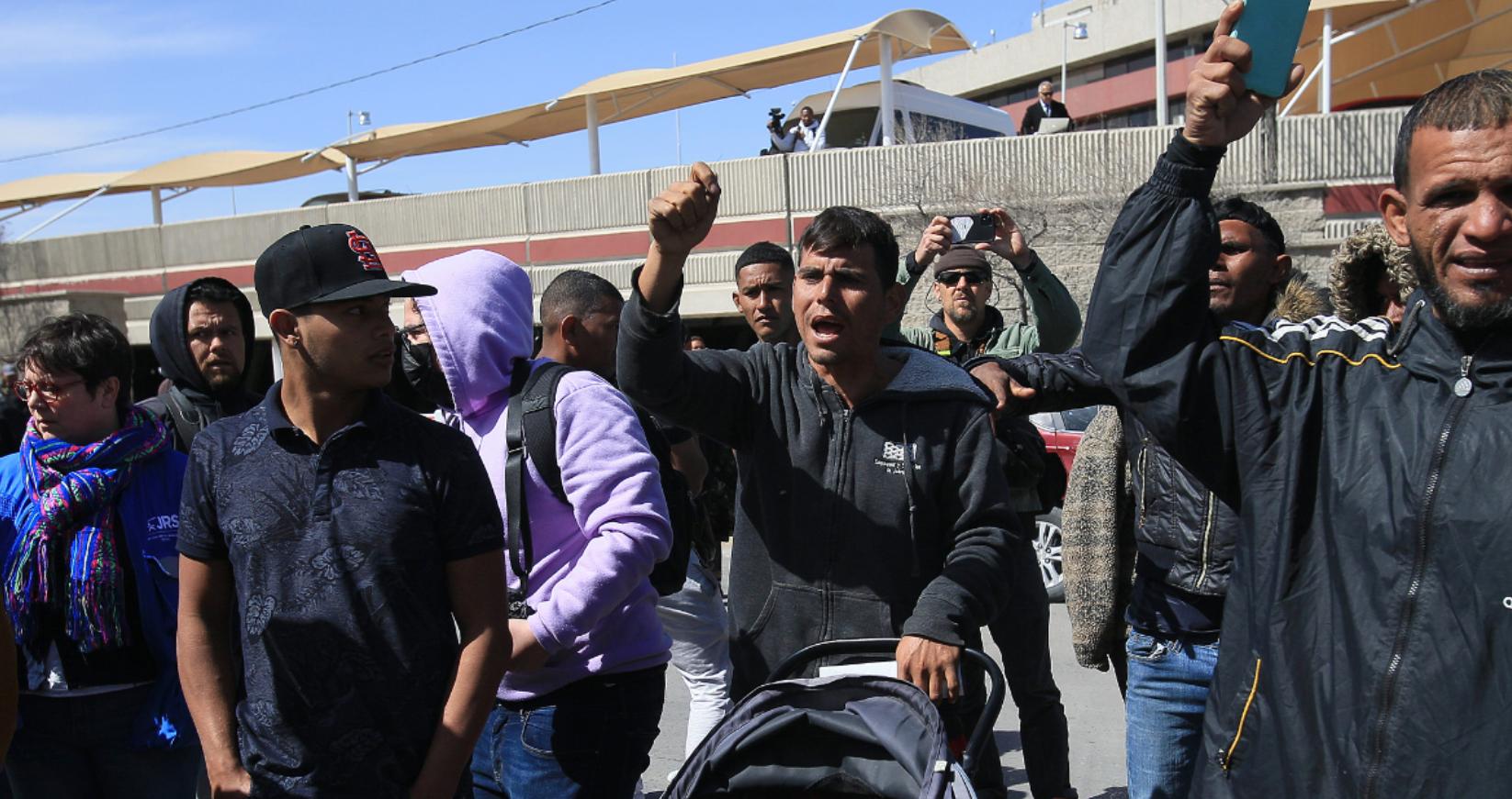 Un grupo de migrantes y familiares de personas fallecidas por un incendio protestan frente al Instituto Nacional de Migración, en Ciudad Juárez. (Foto Prensa Libre: EFE)