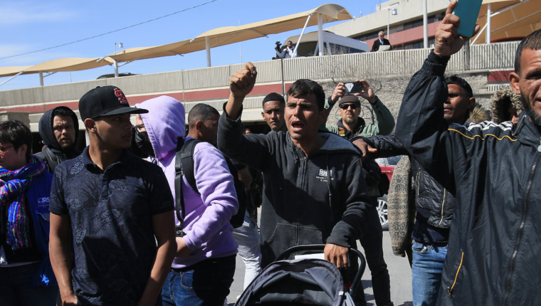 Un grupo de migrantes y familiares de personas fallecidas por un incendio protestan frente al Instituto Nacional de Migración, en Ciudad Juárez. (Foto Prensa Libre: EFE)