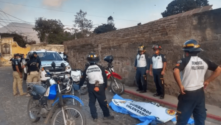 Bomberos Voluntarios fueron requeridos para examinar a un hombre en Antigua Guatemala, quien falleció luego de haber sido detenido por agentes municipales. (Foto Prensa Libre: Bomberos Voluntarios)