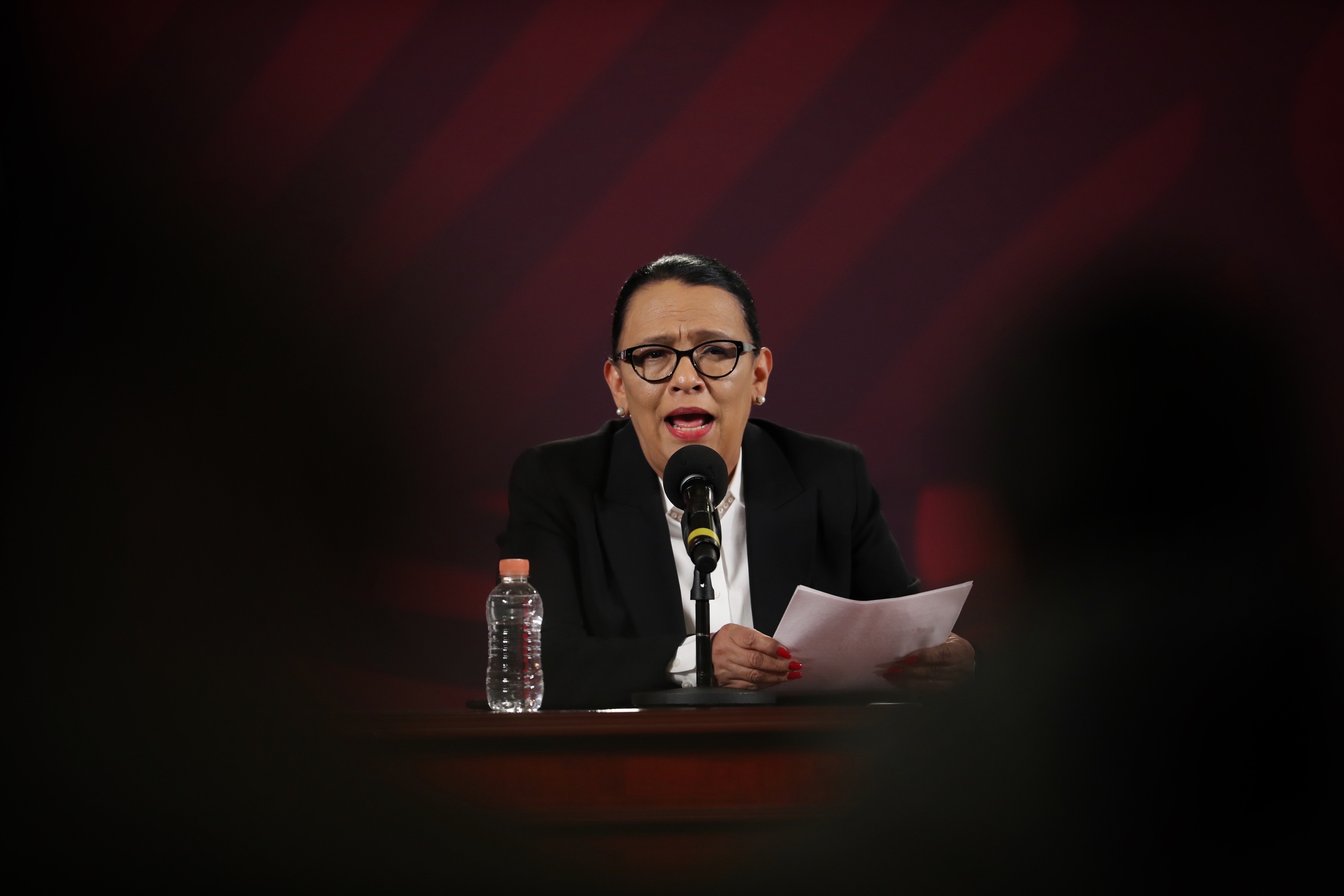 La secretaria de Seguridad y Protección Ciudadana, Rosa Icela Rodríguez, habla durante una conferencia de prensa en el Palacio Nacional de Ciudad de México. (Foto Prensa Libre: EFE)