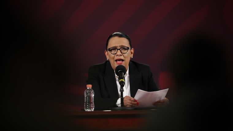 La secretaria de Seguridad y Protección Ciudadana, Rosa Icela Rodríguez, habla durante una conferencia de prensa en el Palacio Nacional de Ciudad de México. (Foto Prensa Libre: EFE)