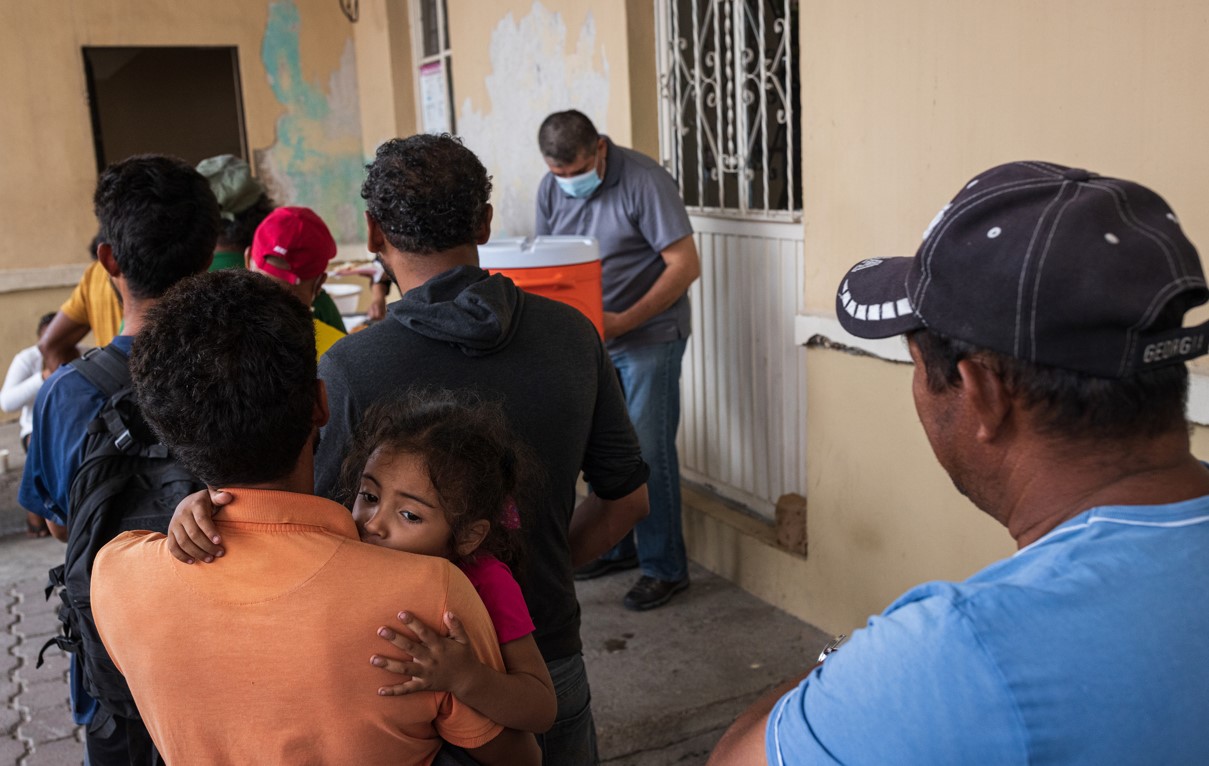 Primeros respondientes afuera del Instituto Nacional de Migración en Ciudad Juárez, México, una ciudad fronteriza al otro lado de El Paso, Texas, el lunes 27 de marzo de 2023. (Go Nakamura/The New York Times)