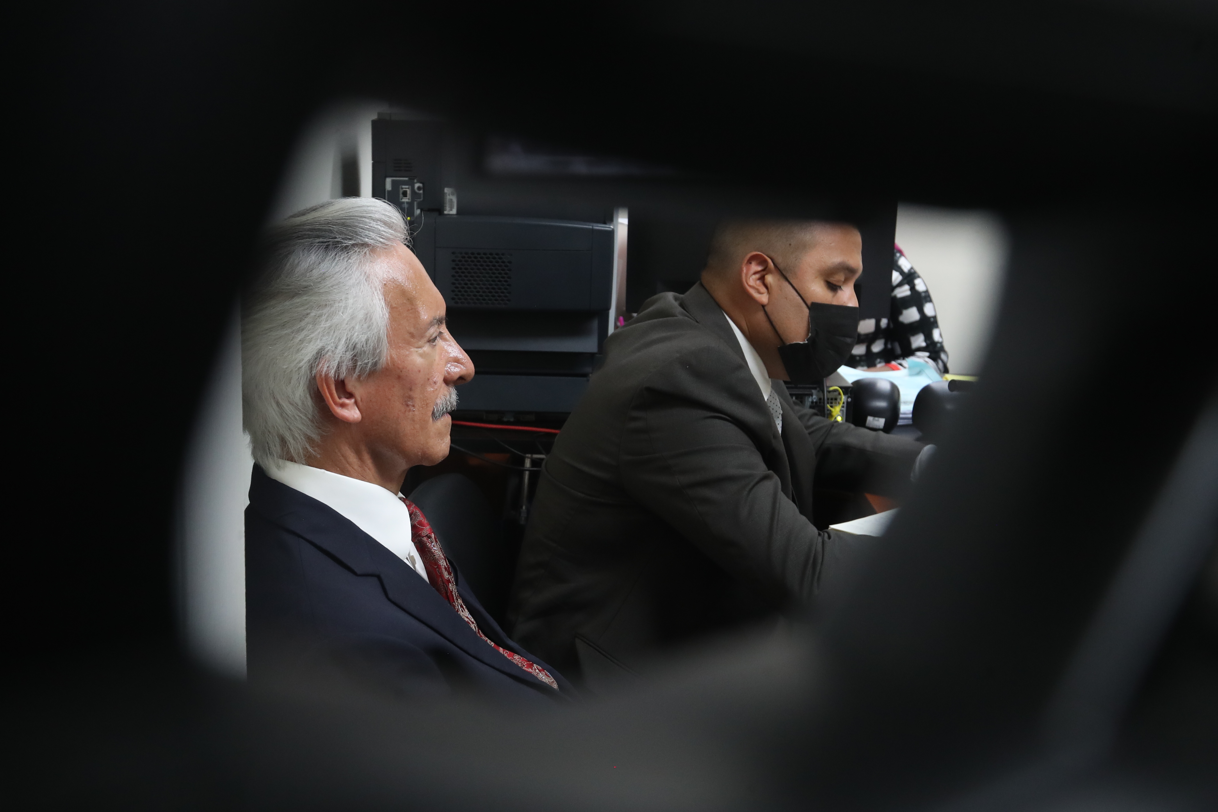 El periodista Jose Rubén Zamora, presidente de elPeriódico, durante una audiencia por uno de los dos casos en los que es procesado. (Foto Prensa Libre: Roberto López)