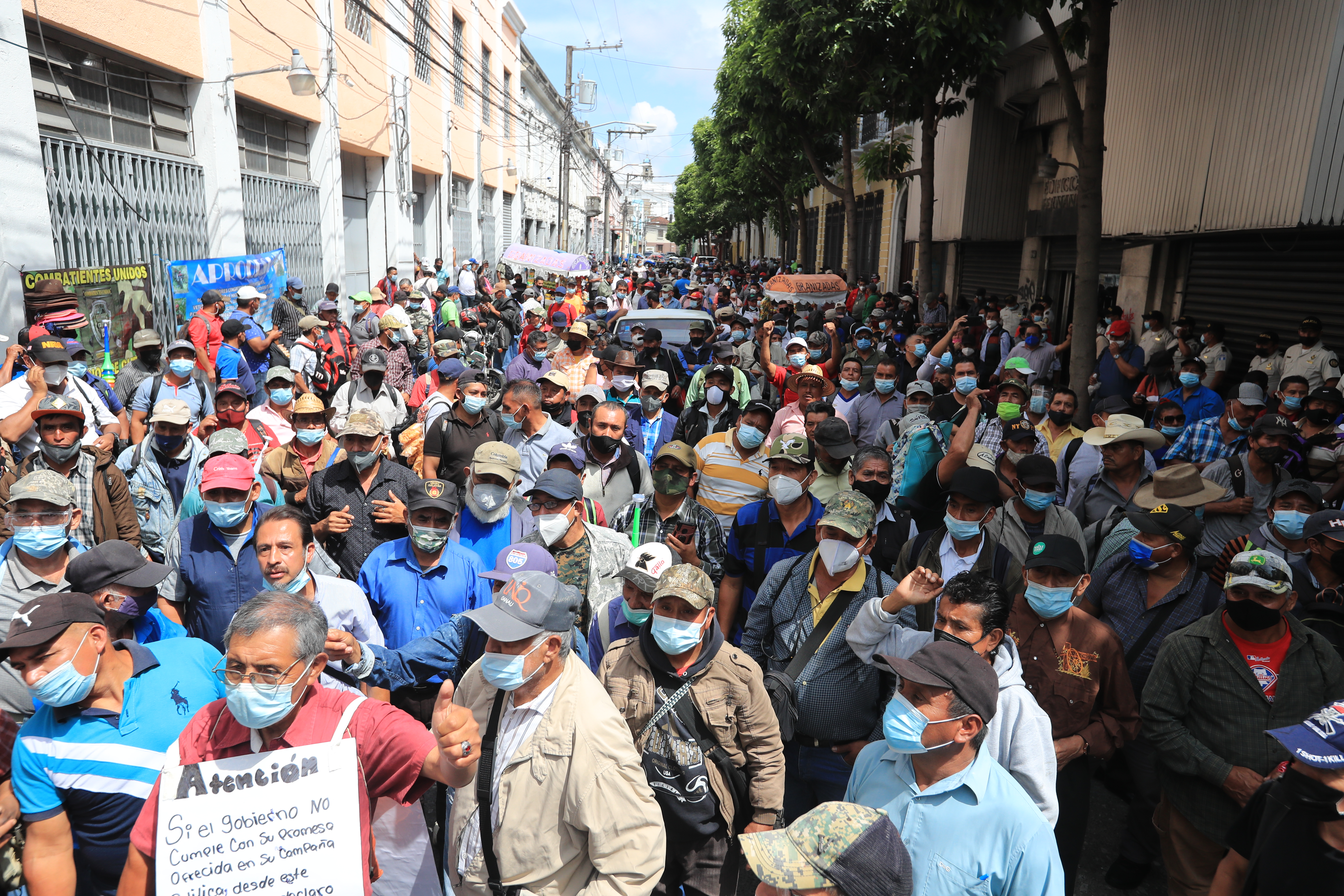Hasta el 10 de abril se contabilizaban 33 mil inscritos para ser beneficiados con el pago de Q36 mil, según el Ministerio de Desarrollo Social. (Foto Prensa Libre: Byron García)
