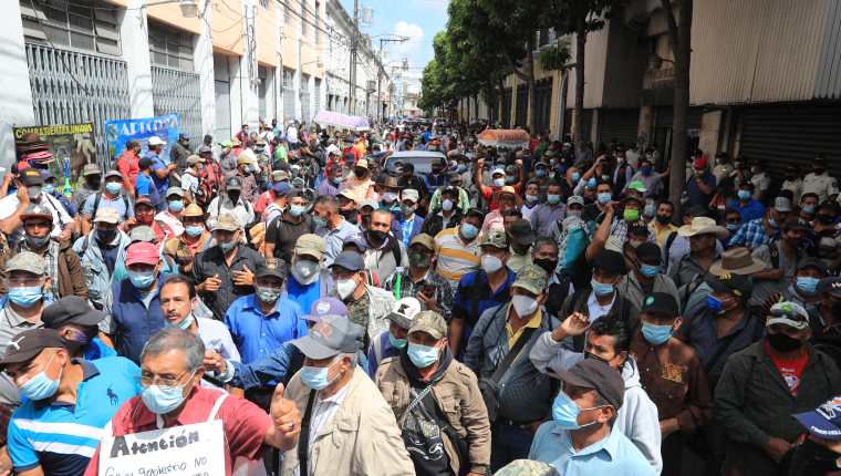 Hasta el 10 de abril se contabilizaban 33 mil inscritos para ser beneficiados con el pago de Q36 mil, según el Ministerio de Desarrollo Social. (Foto Prensa Libre: Byron García)