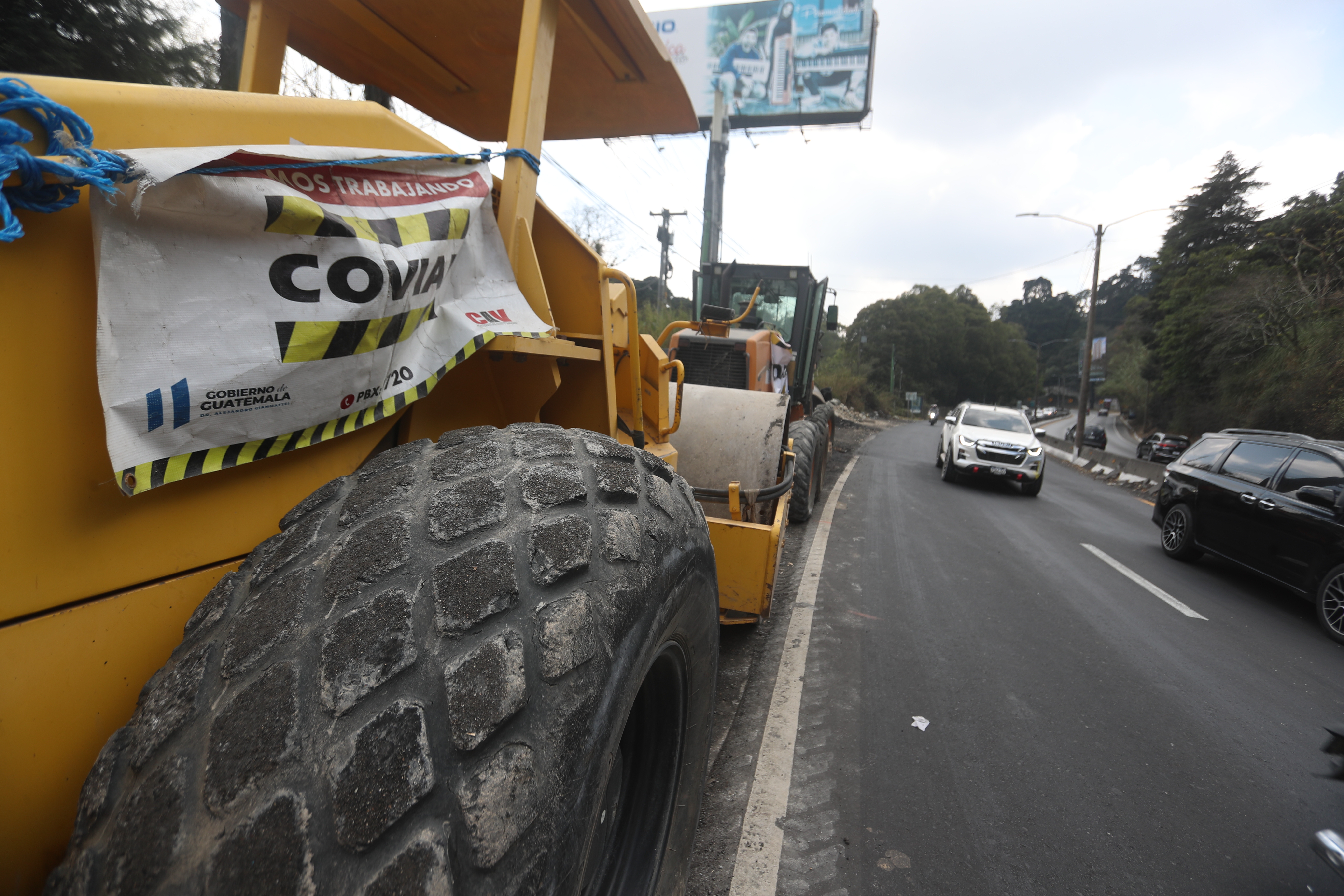 Maquinaria de Covial durante los trabajos que efectuó en un hundimiento de la ruta a El Salvador, este año. (Foto Prensa Libre: Juan Diego González)