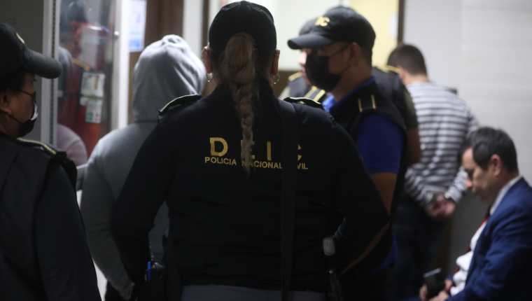 Los dos agentes de la PNC fueron detenidos por haber sido señalados de colaborar con grupos de narcotráfico y fueron puestos a disposición de un juez. (Foto Prensa Libre: Juan Diego González)
